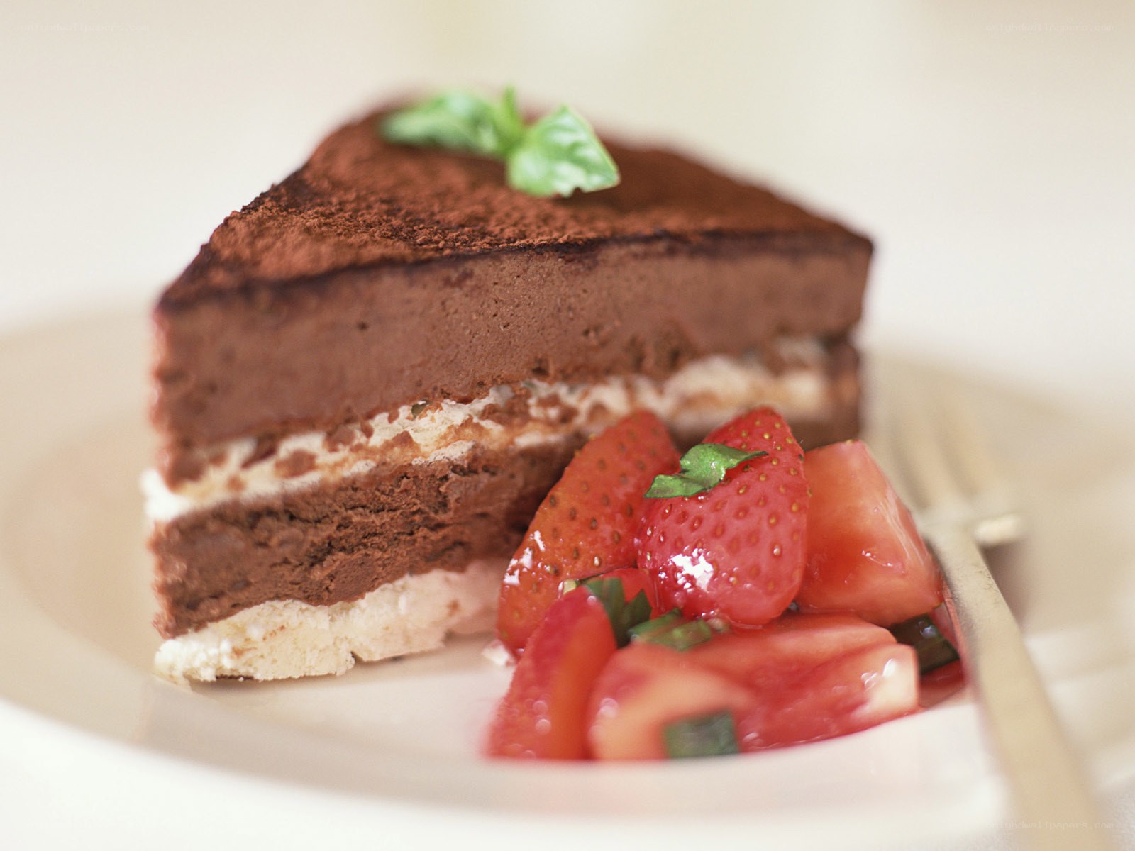 Chocolate cake with strawberries