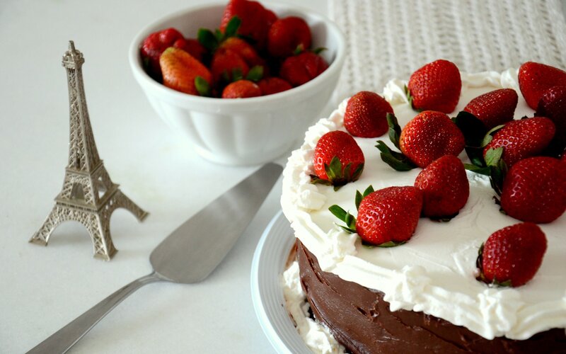 Chocolate Cake with Strawberries — White