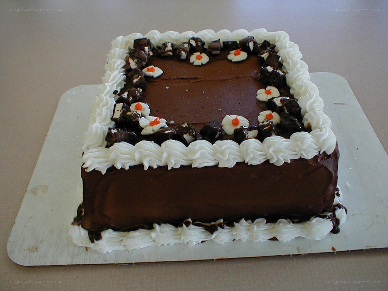 chocolate cake with white frosting