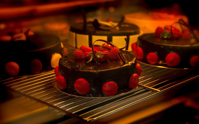 Chocolate Cakes with Berries — Brown