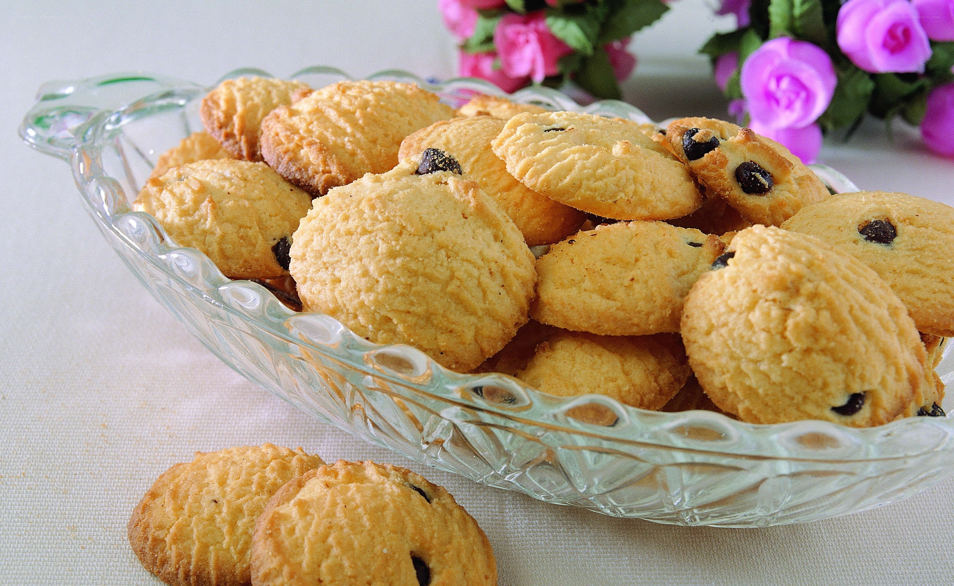 chocolate chip cookies in a glass bowl