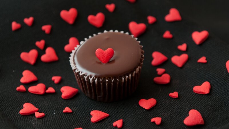 Chocolate Cupcake with Heart — Black