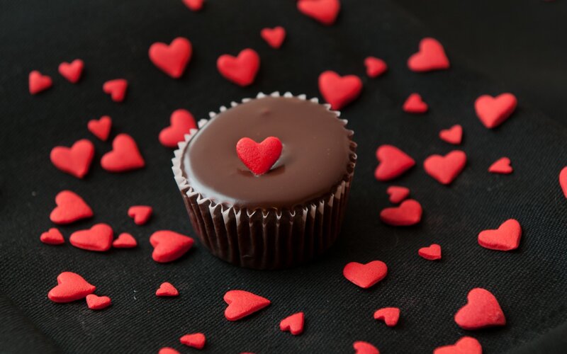 Chocolate Cupcake with Hearts — Black
