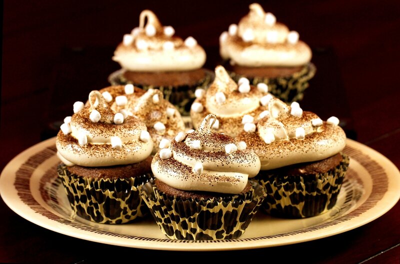Chocolate Cupcakes on Plate — Brown