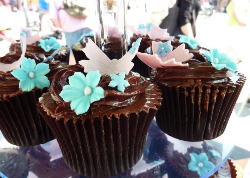 Chocolate Cupcakes with Flowers — Brown