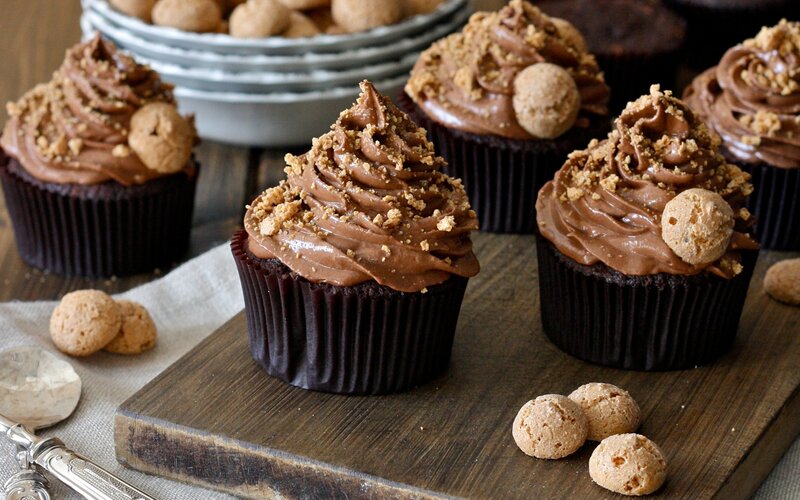 Chocolate Cupcakes with Frosting — Brown, Appetizing, Photograph, Cookies