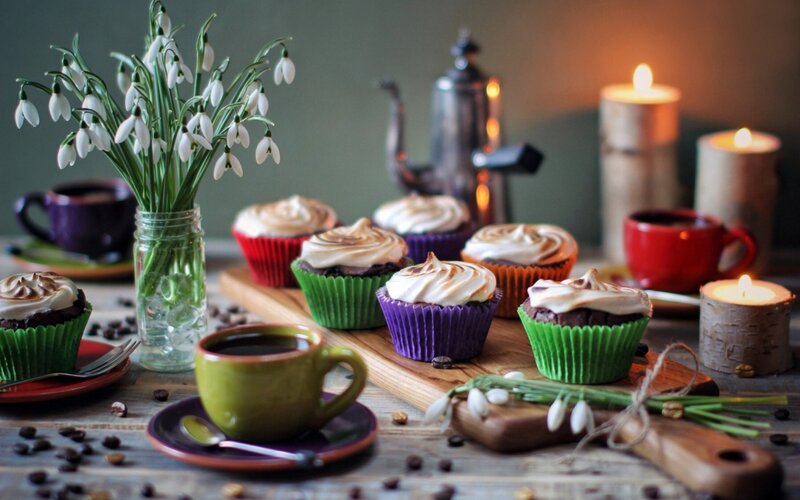 Chocolate Cupcakes with Meringue — Brown