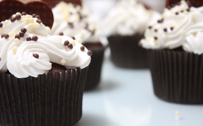 Chocolate cupcakes with white frosting