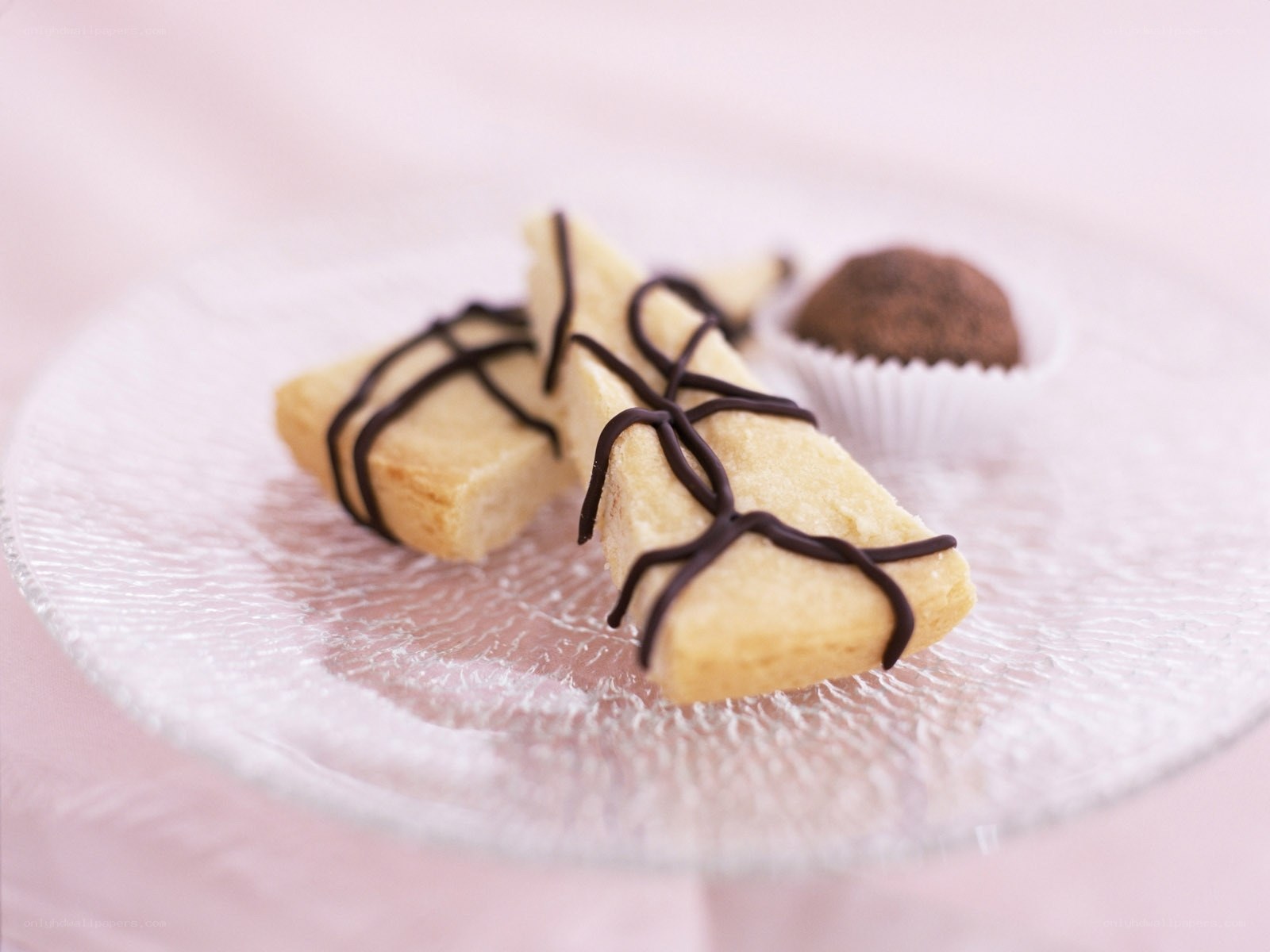 chocolate-drizzled shortbread cookies