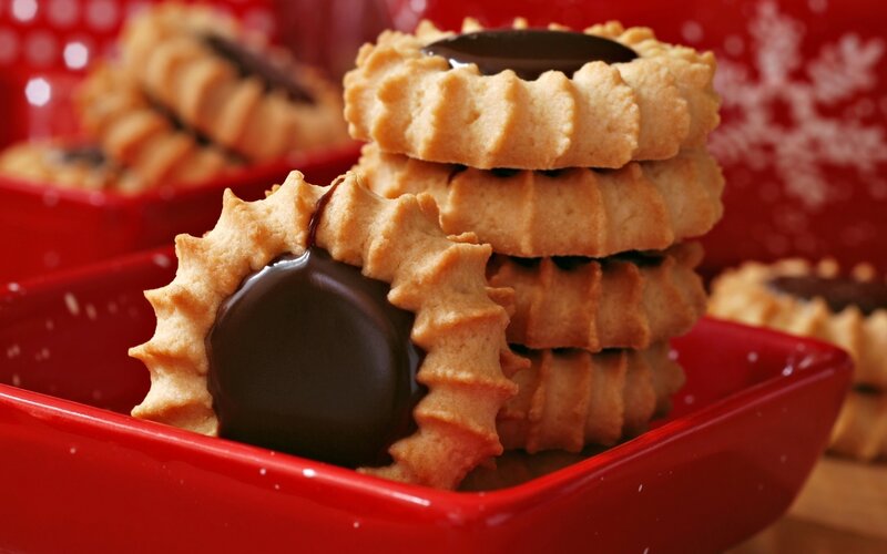 chocolate-filled cookies in red dish