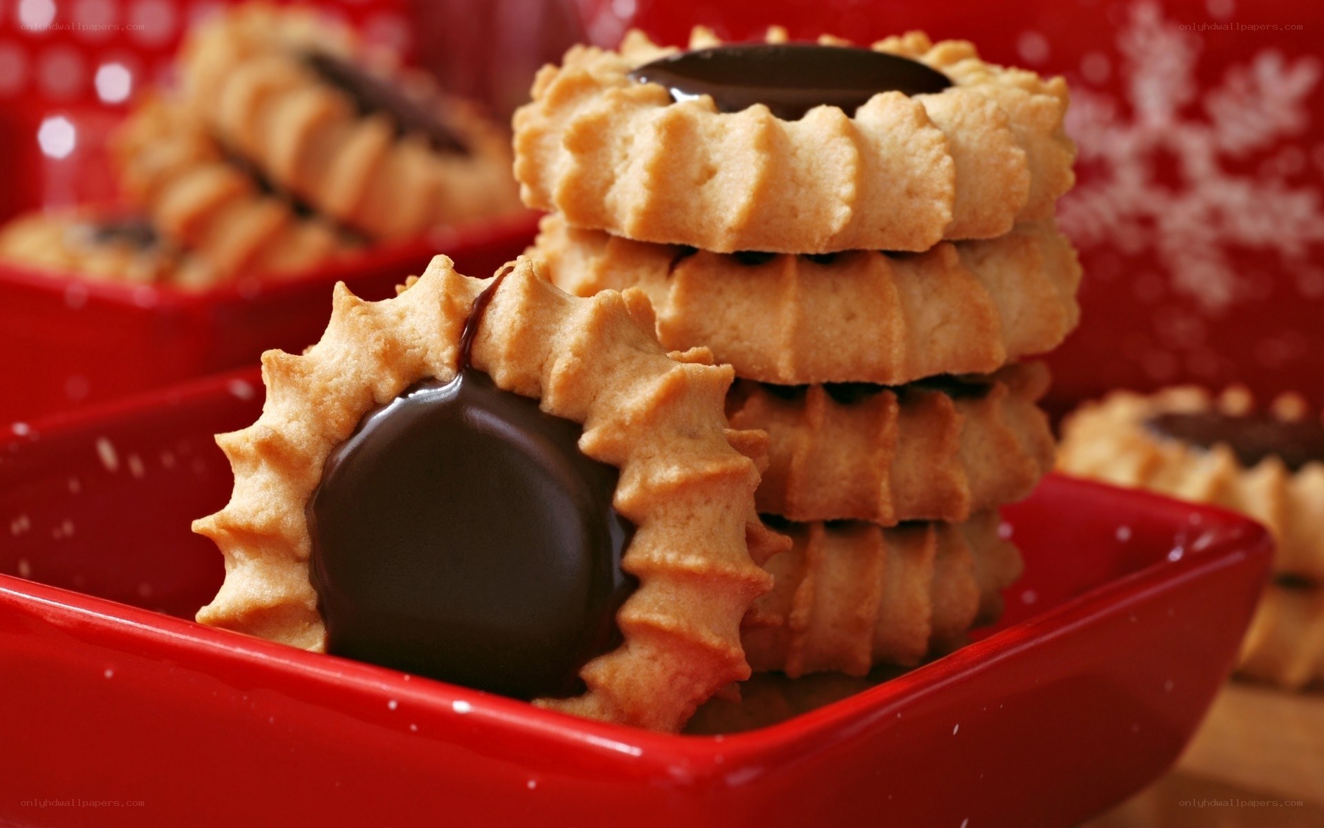 chocolate-filled cookies in red dish