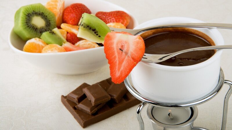 Chocolate Fondue with Fruit — White, Calm