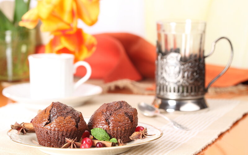 Chocolate muffins with tea