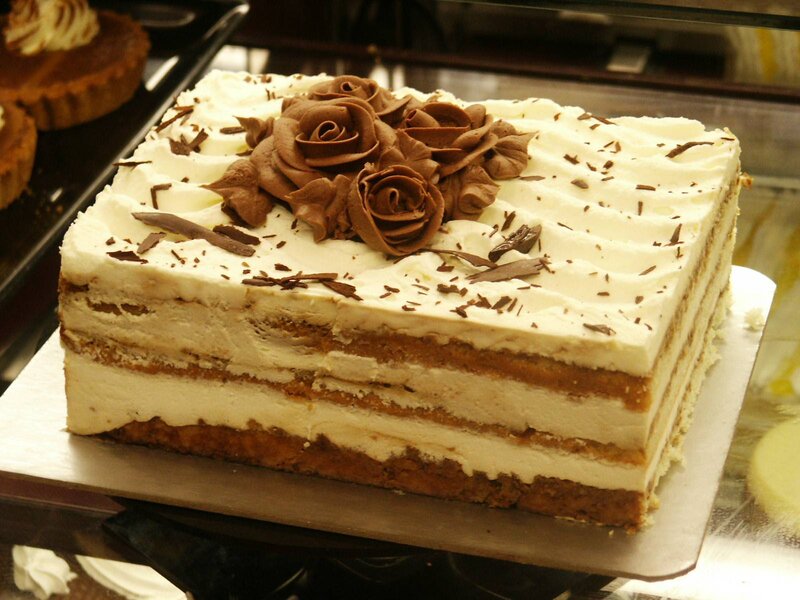 Chocolate Rose Cake — White