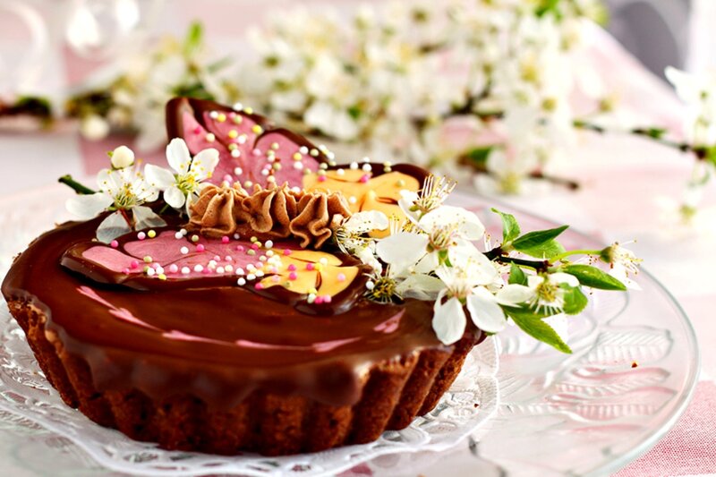 Chocolate Tart with Flowers