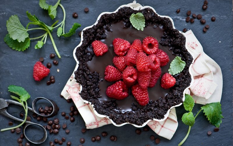 Chocolate Tart with Raspberries — Black