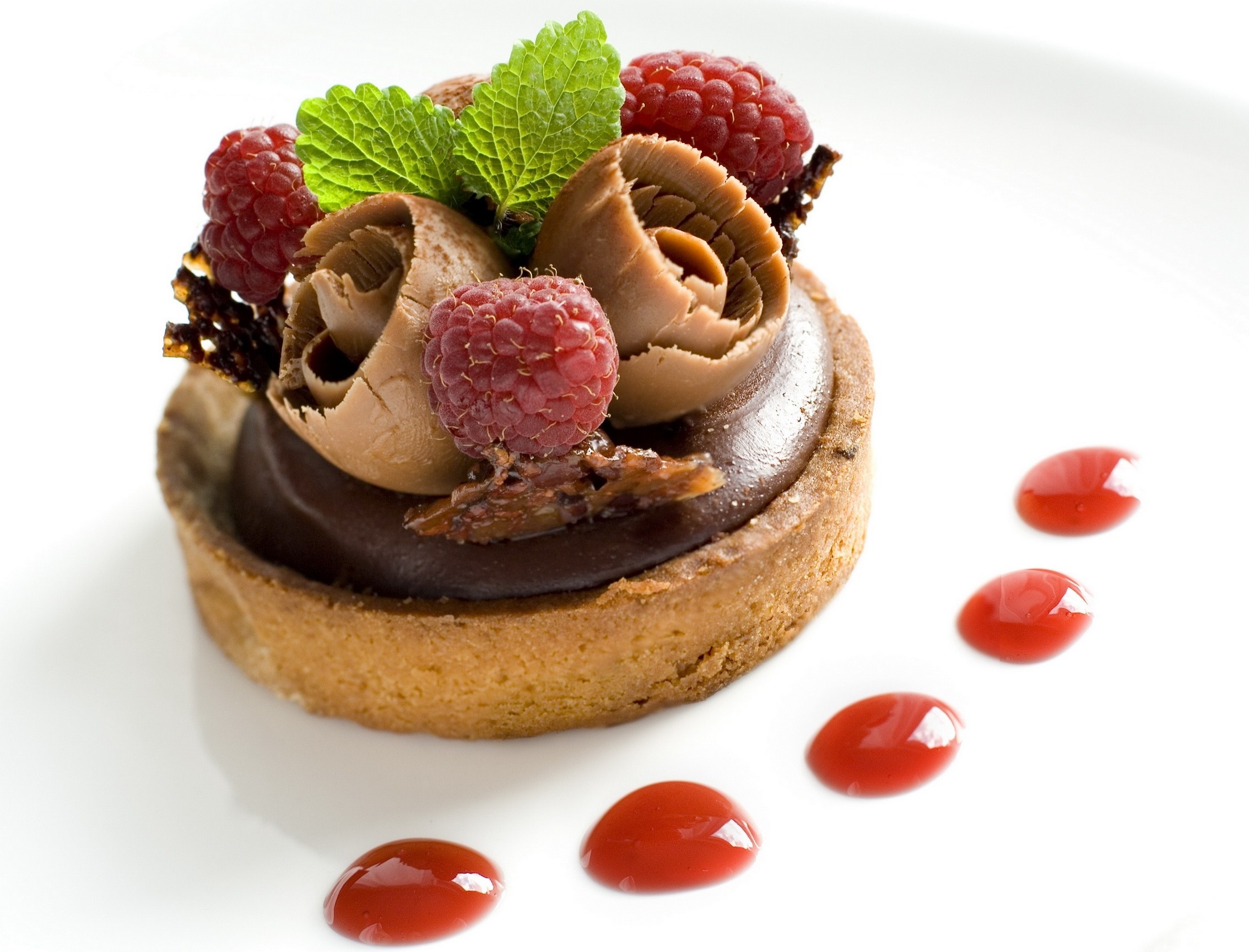 chocolate tart with raspberries