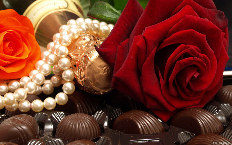Chocolates with Roses and Pearls — Red