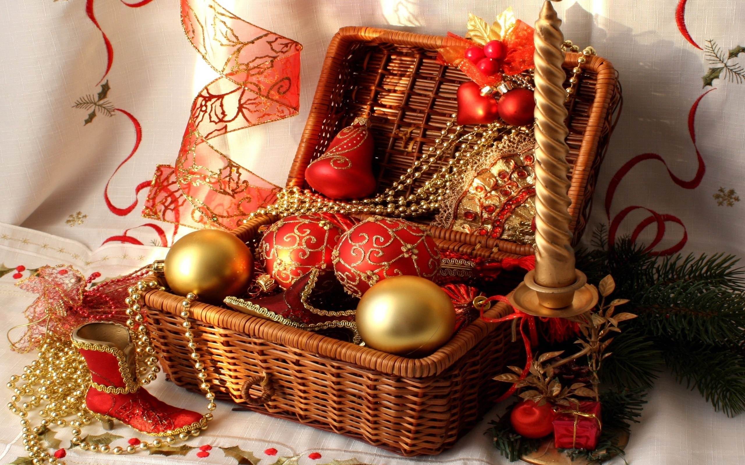 Christmas basket with ornaments