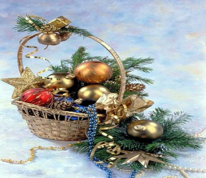 Christmas Basket with Ornaments — Gold