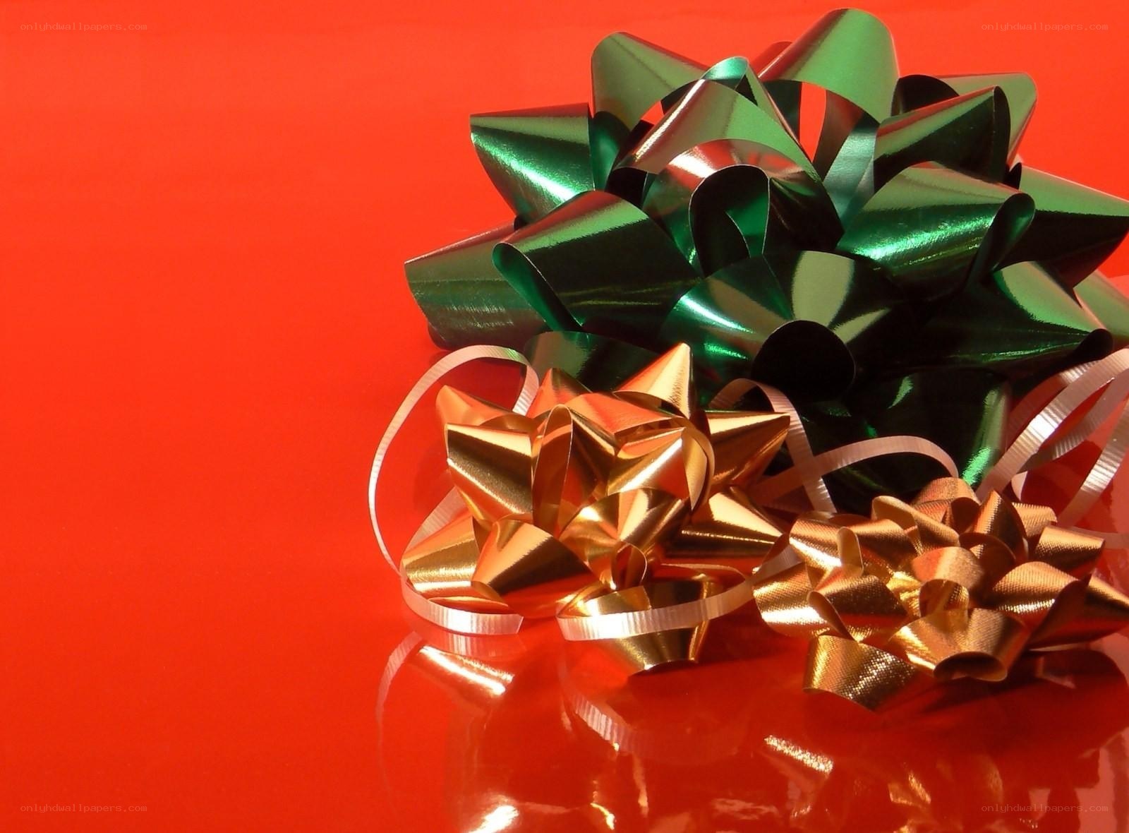 Christmas bows on red