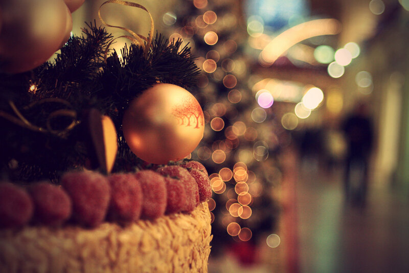 Christmas Cake with Ornaments — Gold
