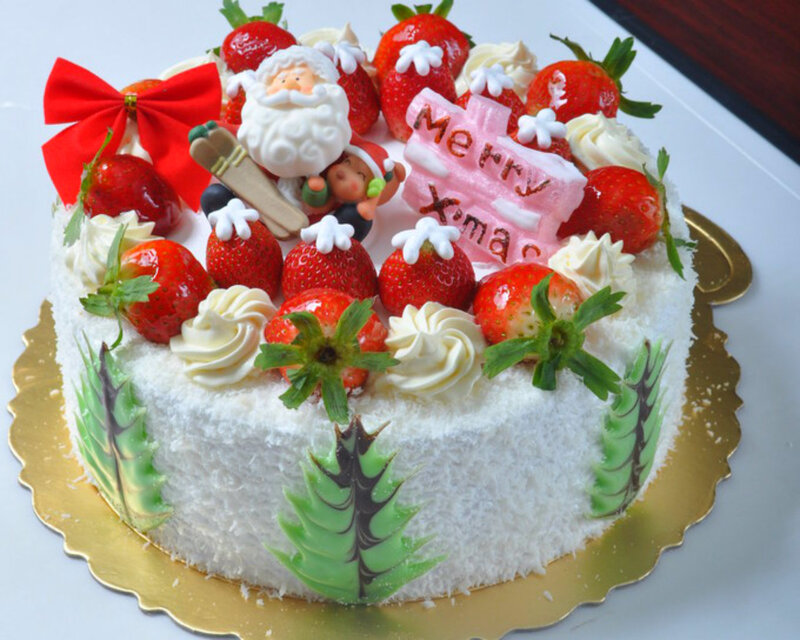 Christmas Cake with Strawberries — White
