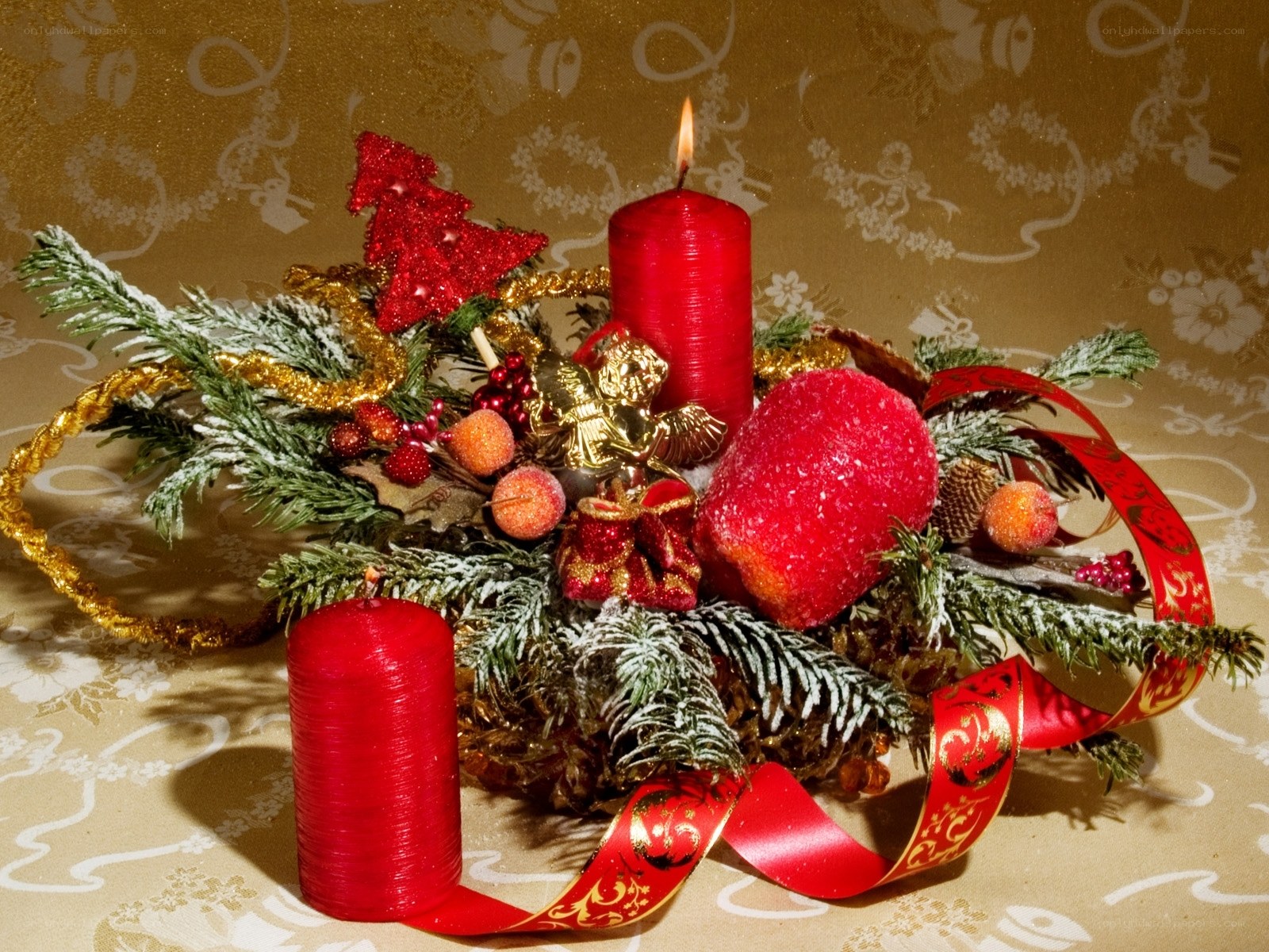 Christmas candle arrangement