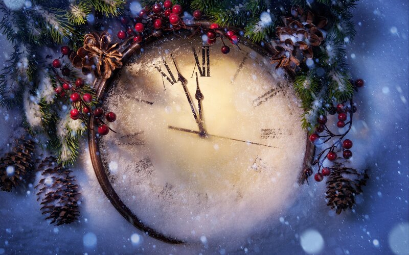 Christmas clock in snow