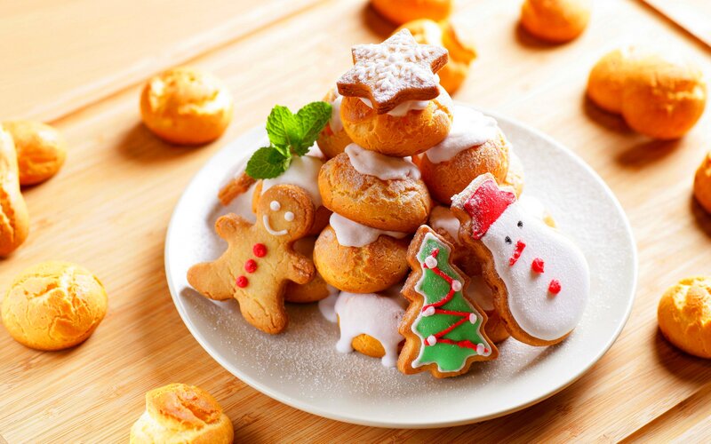 Christmas Cookies on Plate — Brown