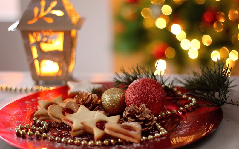 Christmas Cookies on Plate — Red