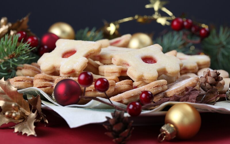 Christmas Cookies on Platter — Red