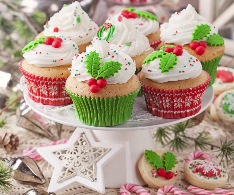 Christmas Cupcakes on Stand — Red