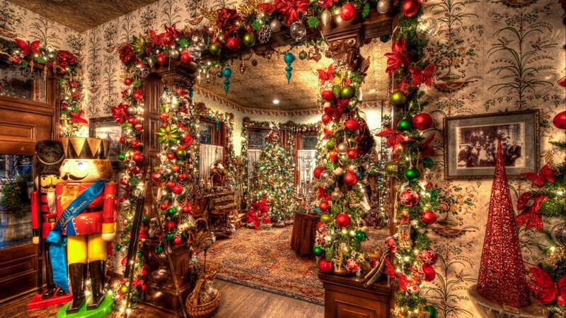 Christmas-decorated Hallway — Red