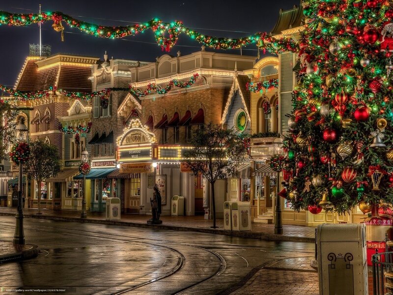 Christmas-decorated Street — Green