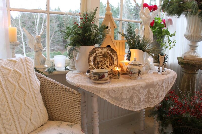 Christmas-decorated-table