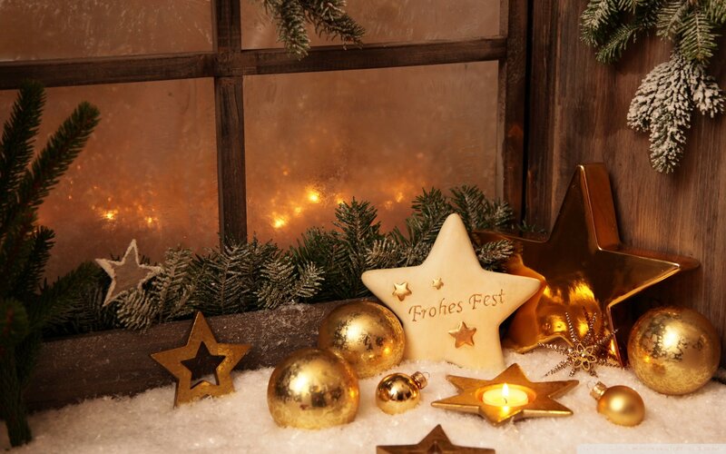 Christmas Decorations on Snow — Gold, Cozy