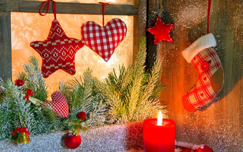 Christmas Decorations on Windowsill — Red, Cozy, Winter