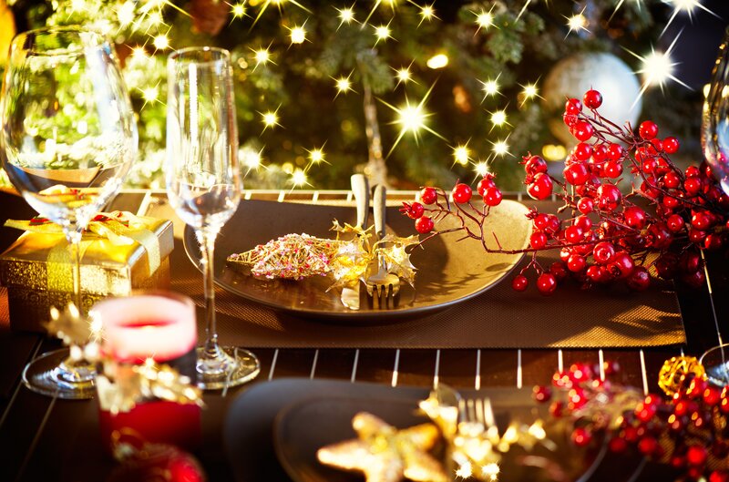 Christmas Dinner Setting — Gold, Festive