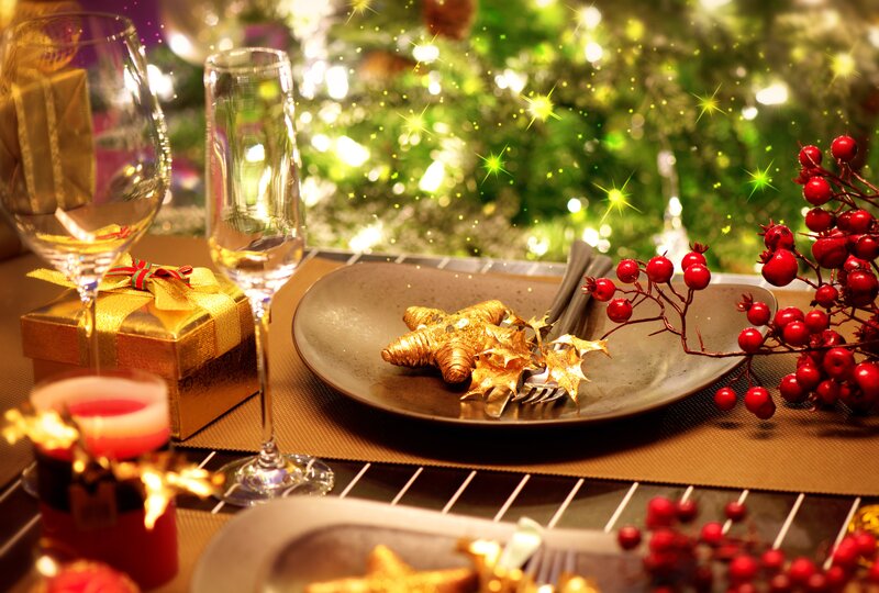 Christmas Dinner Setting — Gold