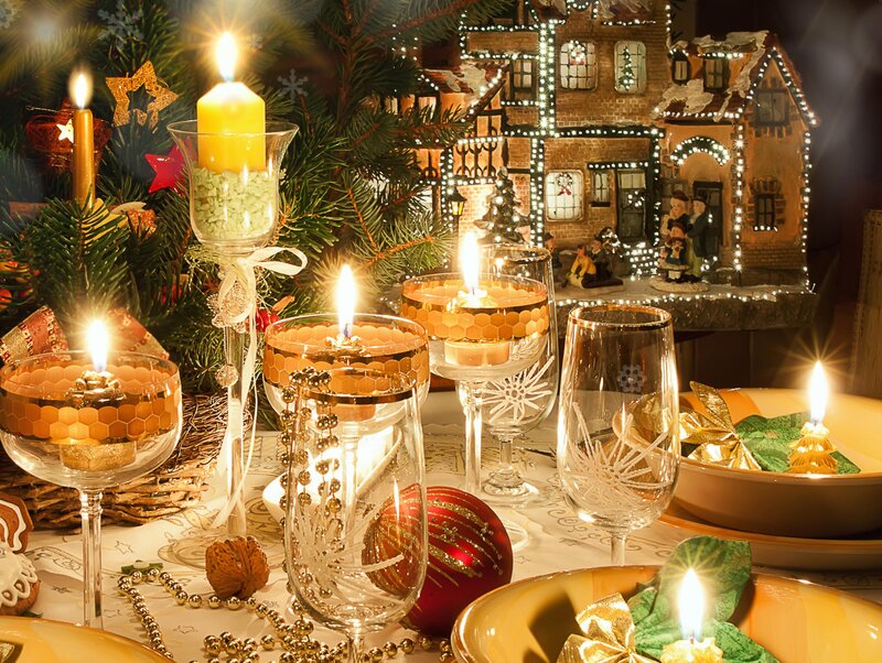 Christmas Dinner Table — Gold, Festive