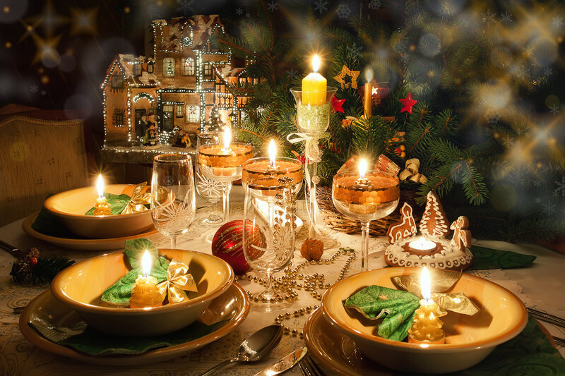 Christmas Dinner Table — Gold