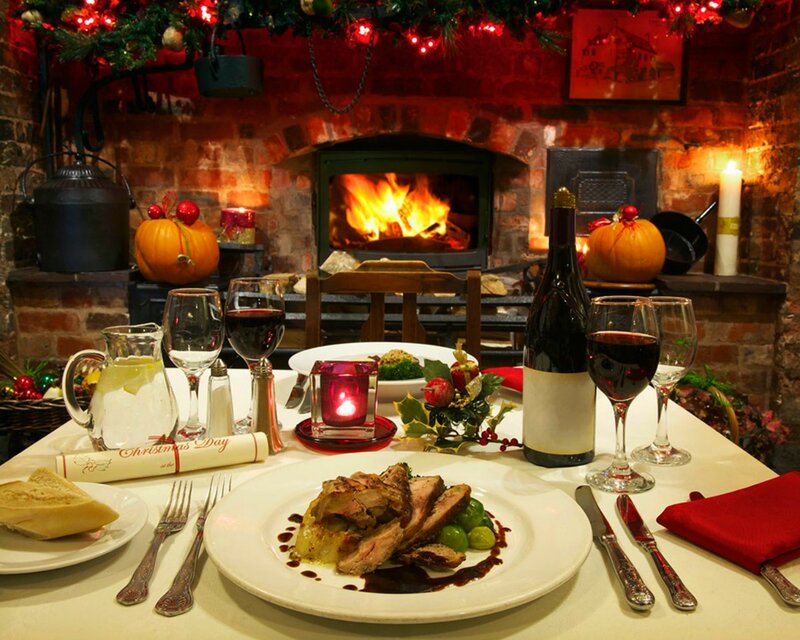 Christmas Dinner Table — Red, Cozy