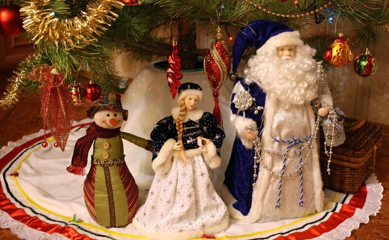 Christmas Figurines under Tree — Red