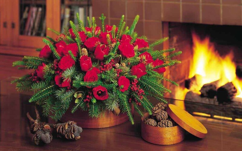 Christmas Floral Arrangement — Red, Cozy
