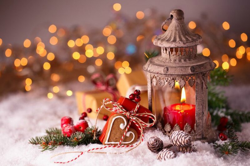 Christmas Lantern in Snow — Red