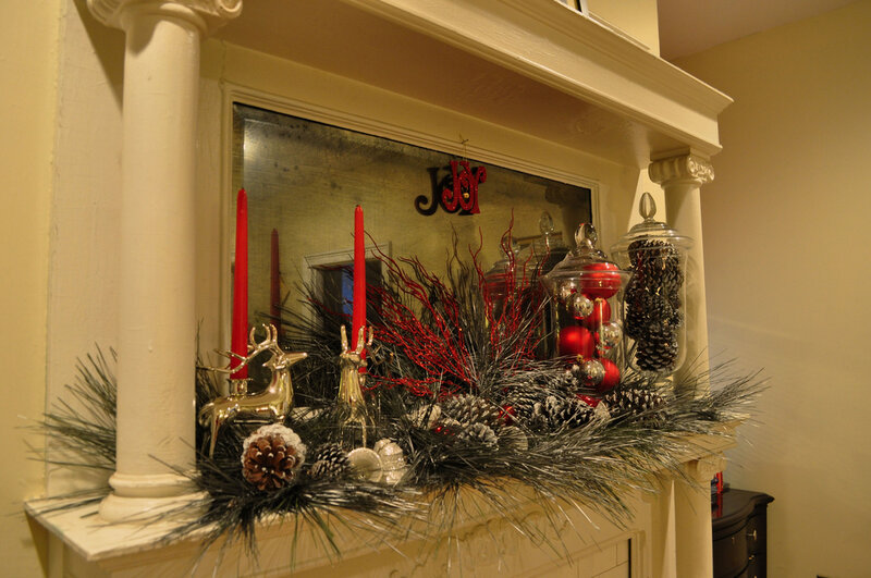 Christmas Mantel Decoration — Red