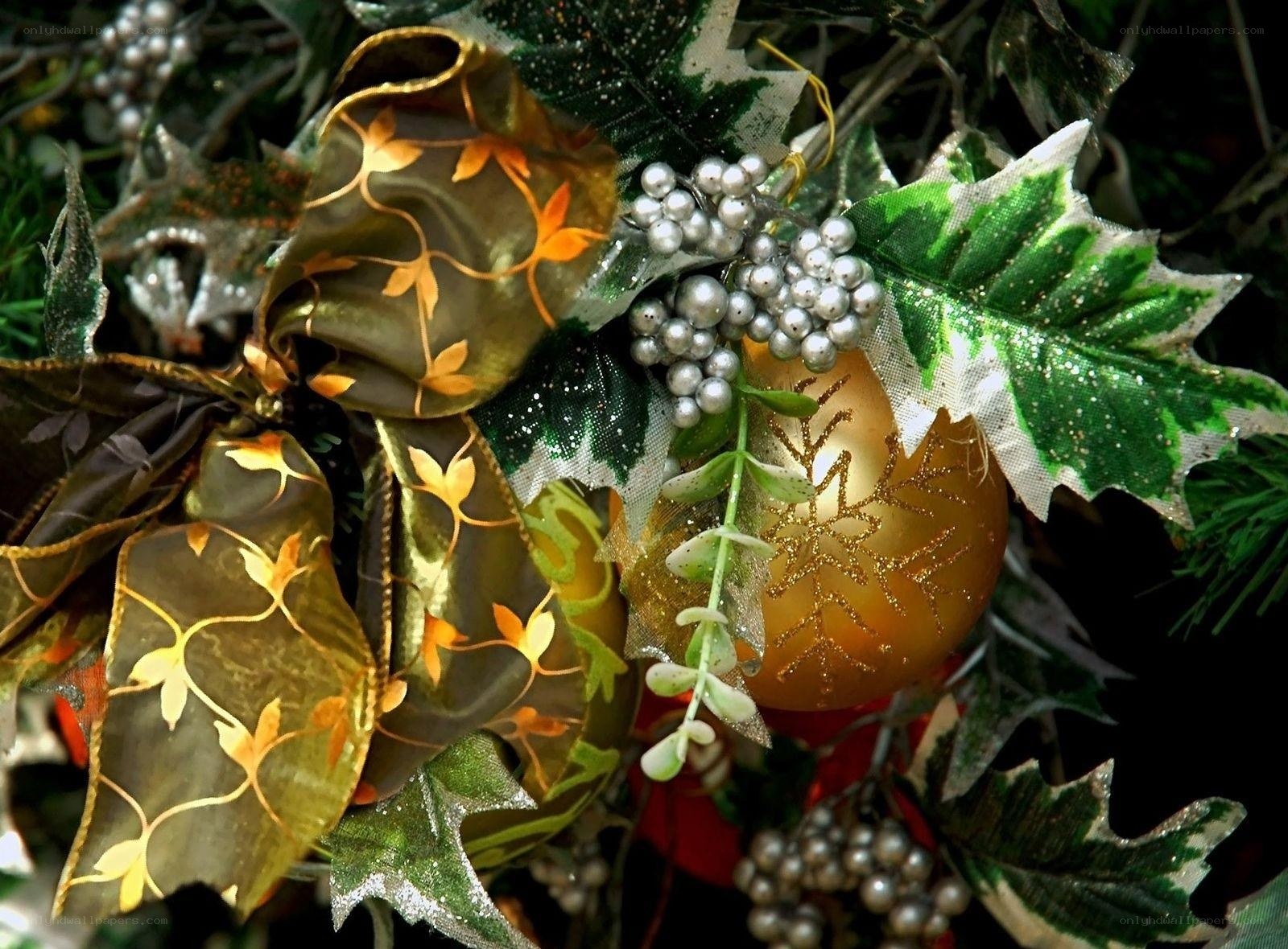 Christmas ornament arrangement