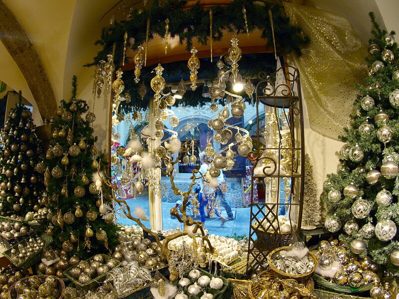 Christmas Ornaments Display — Green