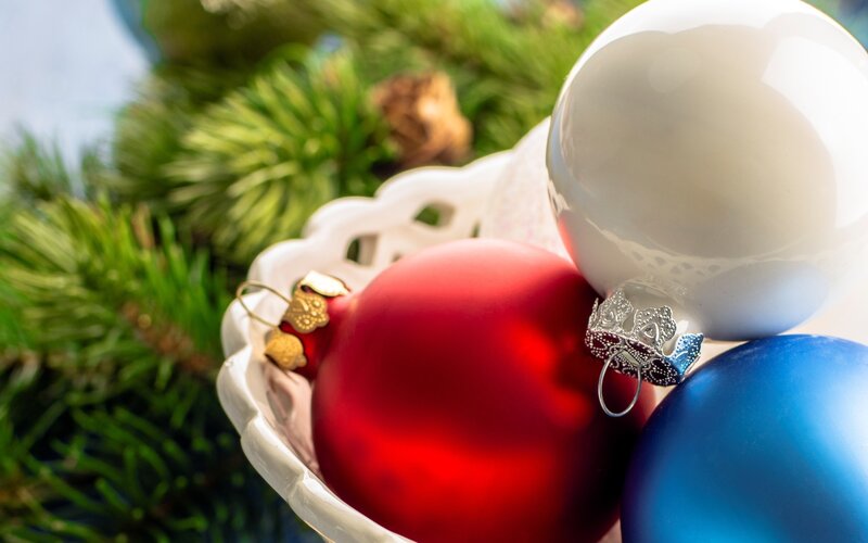 Christmas Ornaments in Bowl — Red